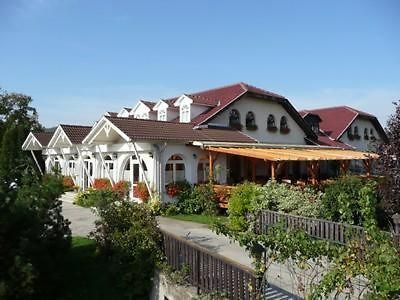 Sziget Hotel&Restaurant Tarján Buitenkant foto
